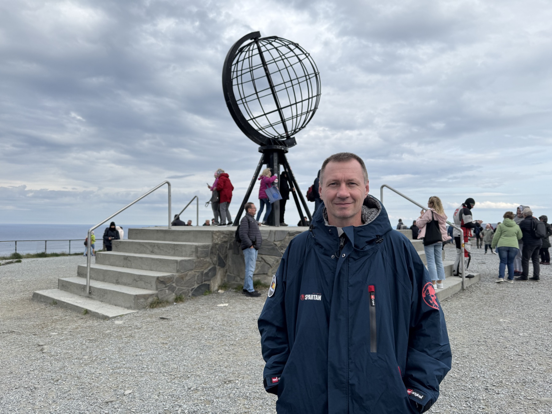 Norman auf Reisen am Nordkap vor der Weltkugel